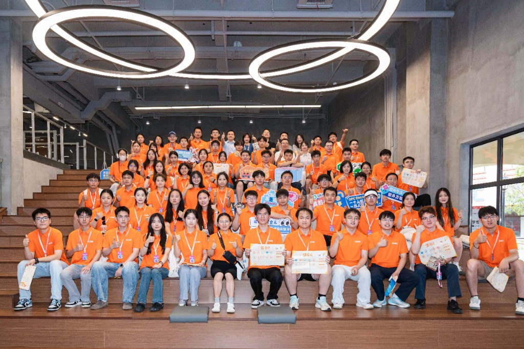 青年学子走进创沙洲 OPC 街区打卡研学合影